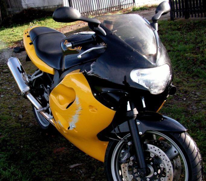 Motocykl marki TRIUMPH w kolorze czarno-żółtym