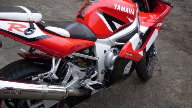 Yamaha R6 2002r atrakcyjny wyglad uszkodzona jezdzaca okazja