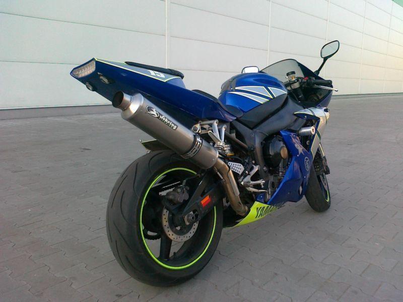 YAMAHA R1