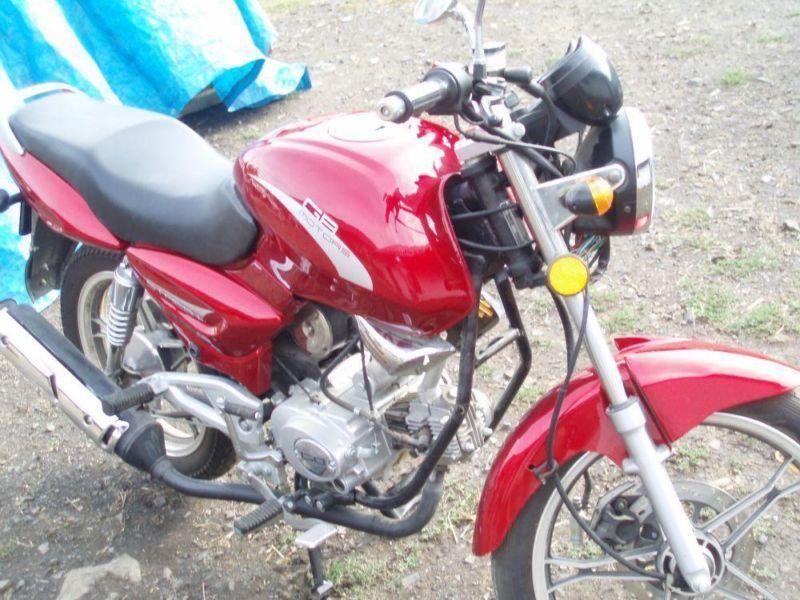 Rasowy motocykl GB Motors STREET YM50-8B o pojemności 50 ccm.
