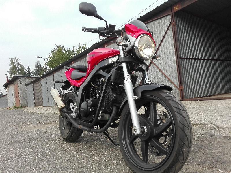 Sprzedam motocykl Hyousung 125 GT czerwony, kask, rękawice, akcesoria
