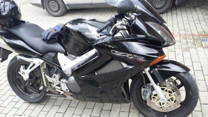 Honda VFR 800, CBS, rok 2003, black